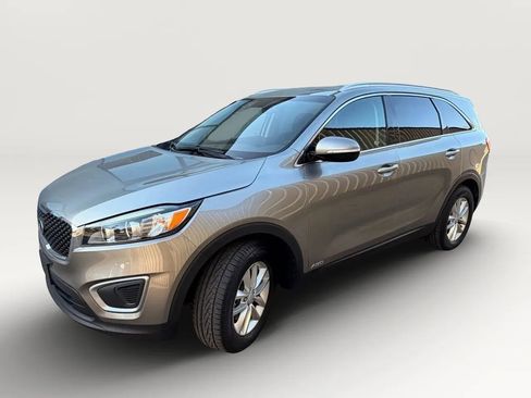 Used 2016 Kia Sorento LX w/ LX Convenience Package image 2