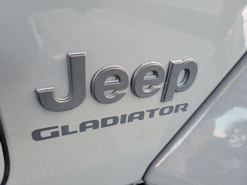Used 2022 Jeep Gladiator Overland image 8