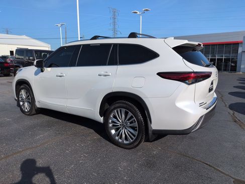 Used 2023 Toyota Highlander Platinum AWD/4WD image 3