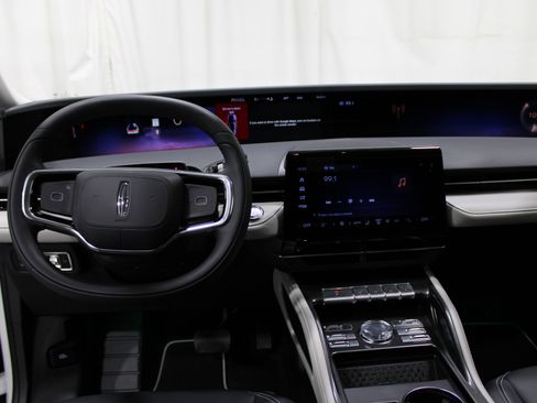 Used 2025 Lincoln Nautilus Premier AWD/4WD image 2