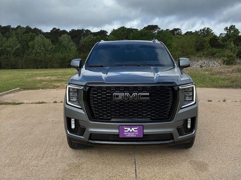 Used 2022 GMC Yukon Denali w/ Denali Premium Package AWD/4WD image 2