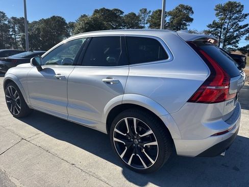 Used 2021 Volvo XC60 T5 Momentum w/ Advanced Package image 2
