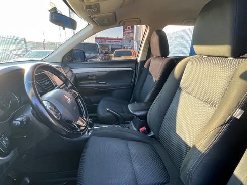 Used 2016 Mitsubishi Outlander SE image 11