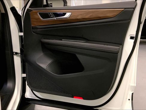 Used 2024 Volkswagen Atlas SE w/ Panoramic Sunroof Package image 21