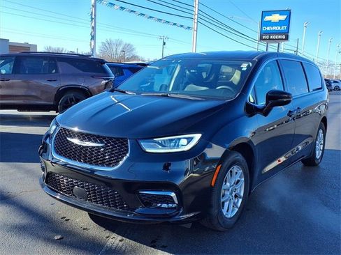 Used 2024 Chrysler Pacifica Touring-L image 5