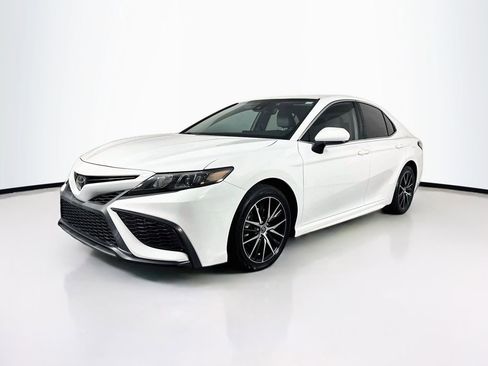 Used 2021 Toyota Camry SE FWD image 3