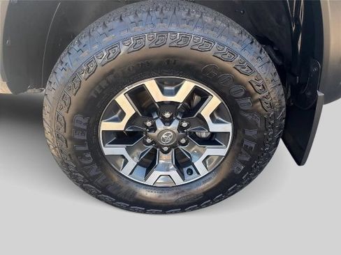 Used 2022 Toyota Tacoma TRD Off-Road AWD/4WD image 27