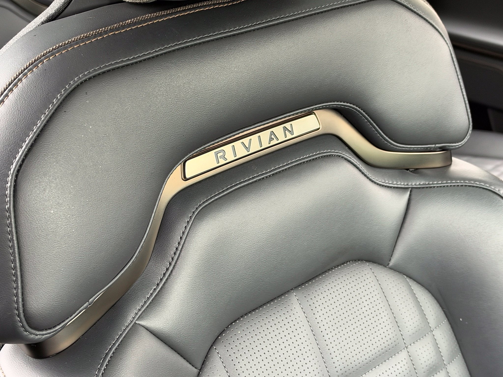 Used 2025 Rivian R1S Premium Dual AWD/4WD image 44