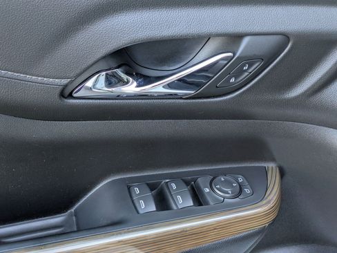 Used 2023 GMC Acadia SLE image 10