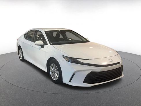 Used 2025 Toyota Camry LE image 3