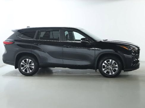 Certified 2023 Toyota Highlander XLE image 10