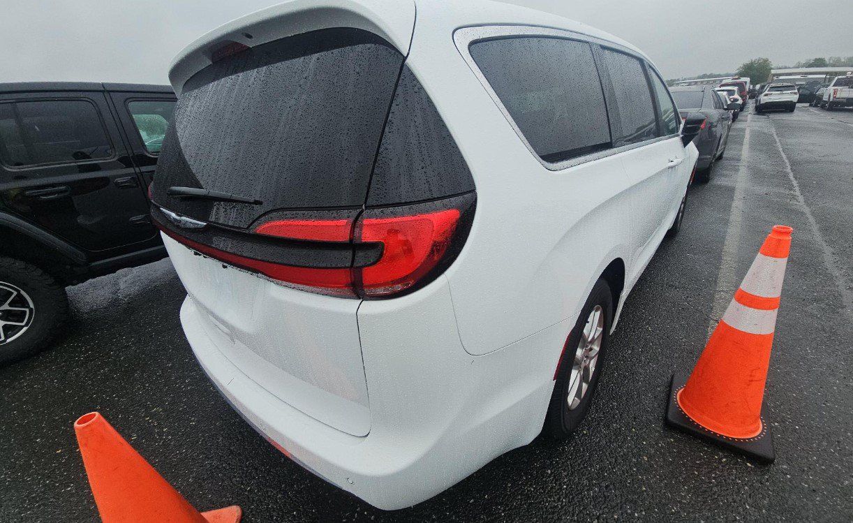 Used 2026 Chrysler Pacifica Select FWD image 4