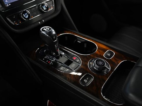 Used 2018 Bentley Bentayga AWD/4WD image 34