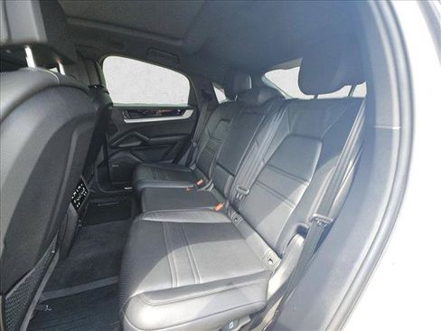 Used 2024 Porsche Cayenne Coupe AWD/4WD image 17