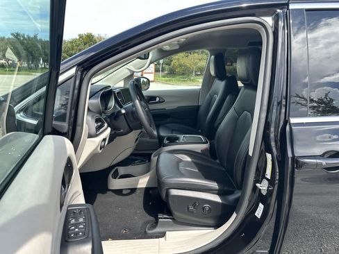 Used 2024 Chrysler Pacifica Touring-L FWD image 10