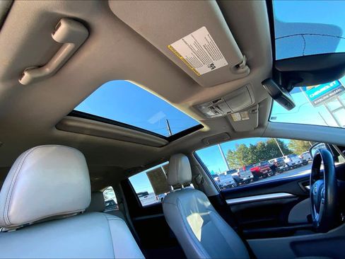 Used 2019 Toyota Highlander XLE image 10