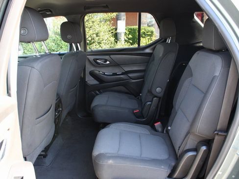 Used 2022 Chevrolet Traverse LT image 36