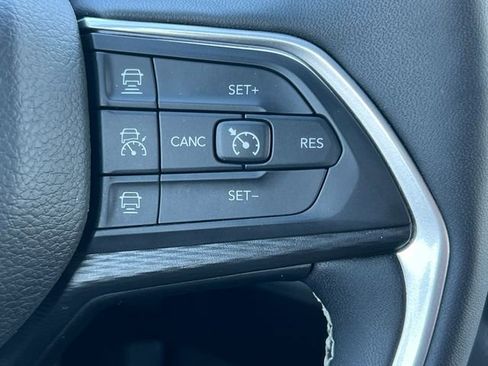 Used 2025 Jeep Grand Cherokee Altitude image 21