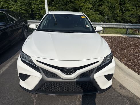 Used 2019 Toyota Camry SE w/ Convenience Package FWD image 2