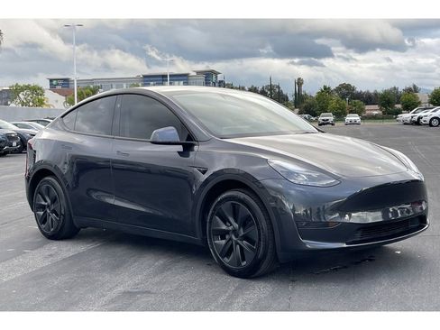 Used 2024 Tesla Model Y Standard Range image 8