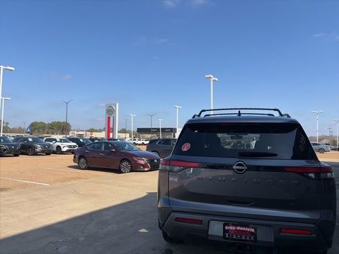 New 2026 Nissan Pathfinder SL image 3