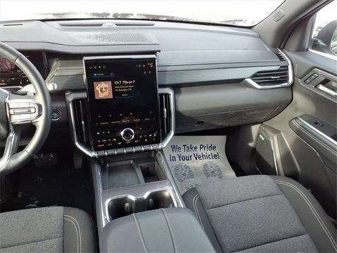 Used 2025 GMC Acadia Elevation image 15