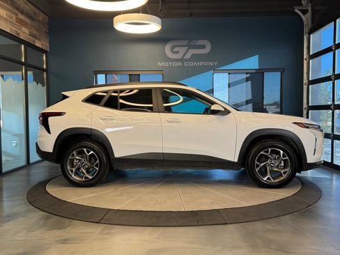 Used 2025 Chevrolet Trax LT FWD image 2