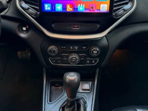 Used 2019 Jeep Cherokee Latitude Plus FWD image 18