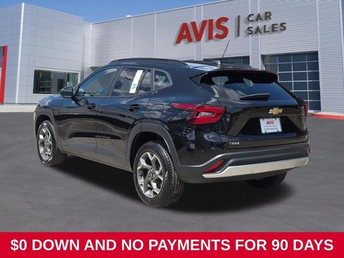 Used 2025 Chevrolet Trax LT w/ LT Convenience Package FWD image 9