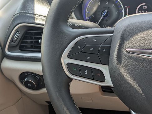 Used 2023 Chrysler Pacifica Touring-L AWD/4WD image 20