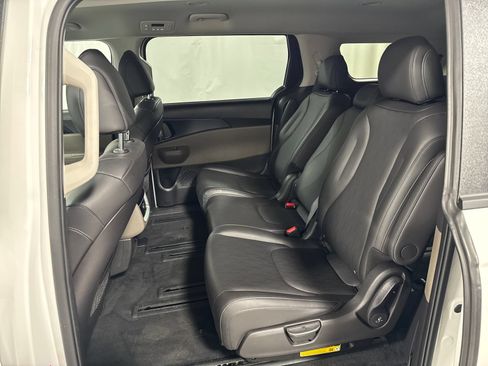 Used 2026 Kia Carnival LXS FWD image 5