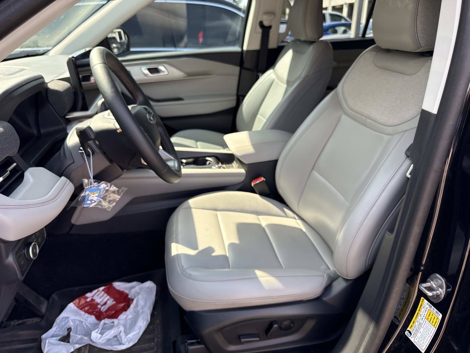 Used 2025 Ford Explorer Active w/ Active Comfort Package RWD image 3