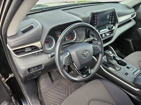 Used 2021 Toyota Highlander LE FWD image 10