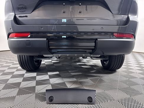 New 2025 Jeep Grand Cherokee Altitude image 9