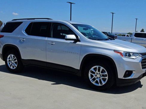 Used 2020 Chevrolet Traverse LT FWD image 2