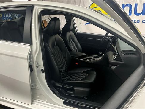 Used 2024 Toyota Camry SE image 11