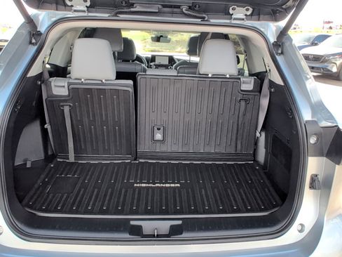 Used 2024 Toyota Highlander XLE AWD/4WD image 12