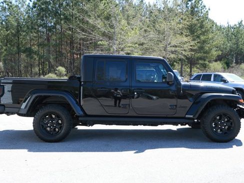 Used 2023 Jeep Gladiator Willys AWD/4WD image 4