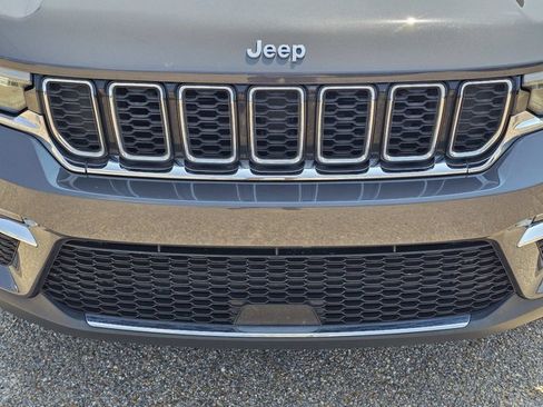 Used 2023 Jeep Grand Cherokee Limited RWD image 3
