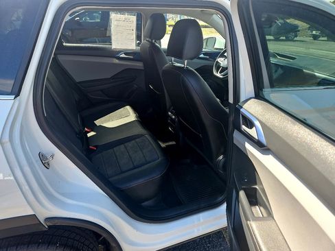 Used 2024 Volkswagen Taos SE image 11