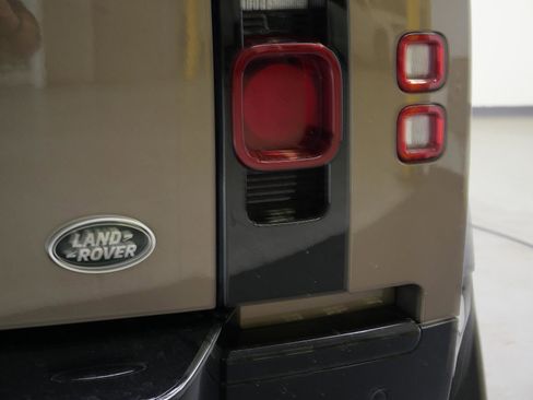 Used 2022 Land Rover Defender 110 X-Dynamic HSE AWD/4WD image 9