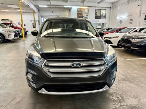 Used 2019 Ford Escape SE image 2