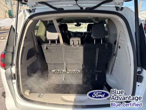 Used 2024 Chrysler Pacifica Touring-L image 39