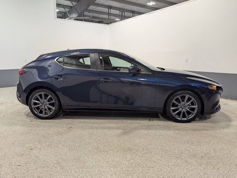 Used 2019 MAZDA MAZDA3 Hatchback w/ Preferred Package FWD image 2
