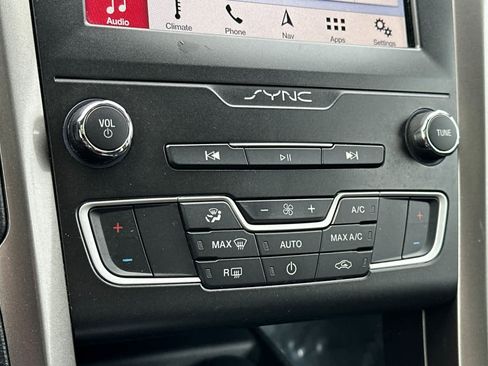 Used 2019 Ford Fusion SE FWD image 20