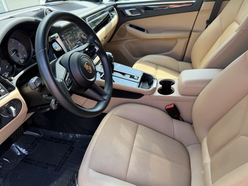 Certified 2024 Porsche Macan S AWD/4WD image 4