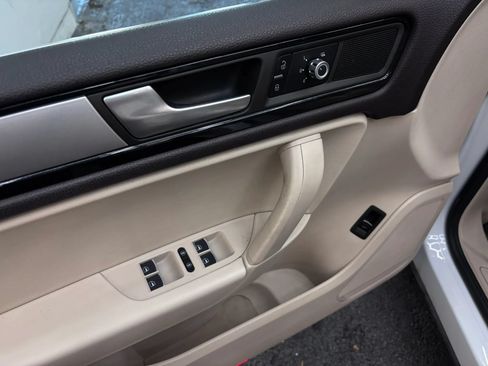 Used 2012 Volkswagen Touareg Sport AWD/4WD image 19