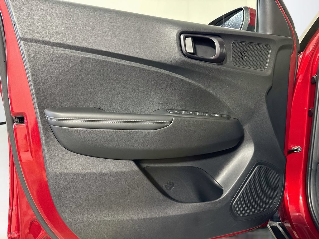 Used 2024 Hyundai Venue Limited FWD image 12