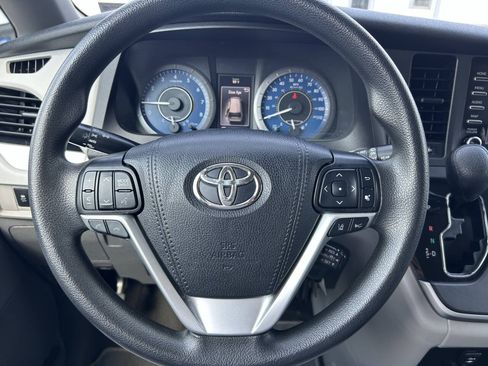 Used 2020 Toyota Sienna L FWD image 19