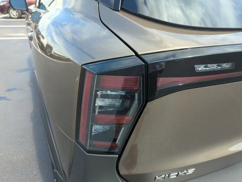 Used 2026 Nissan Kicks SR FWD image 18